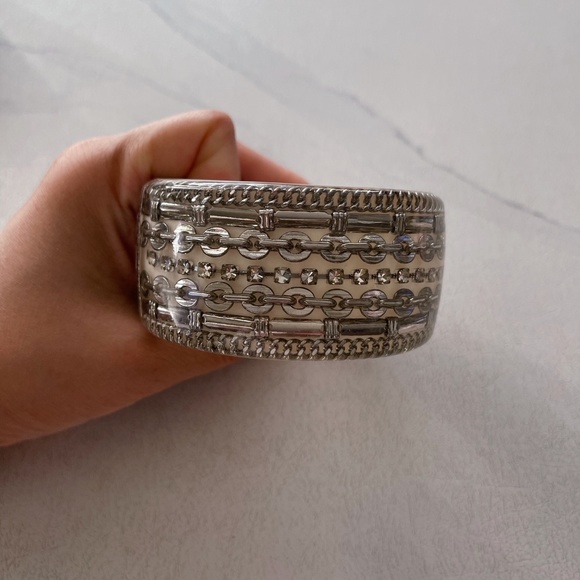 JUICY COUTURE WIDE CUFF RESIN CHAIN BRACELET - Picture 2 of 6